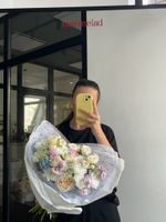 Букет из кустовых пионовидных роз, оксипеталума, маттиолы и амми