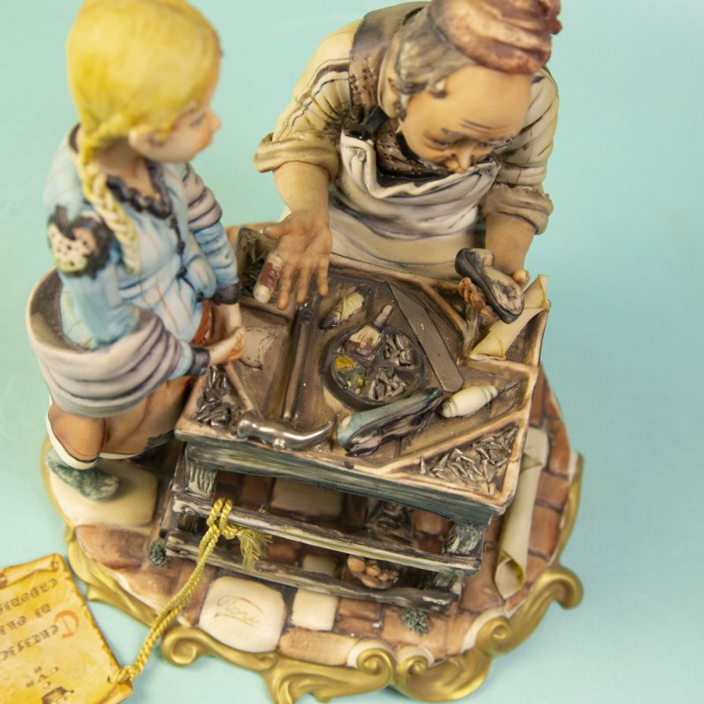 Фарфоровая мануфактура Capodimonte «В мастерской у башмачника»