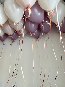 Воздушные шары под потолок с бантиками лаванда/пыльная роза/песок №4113
