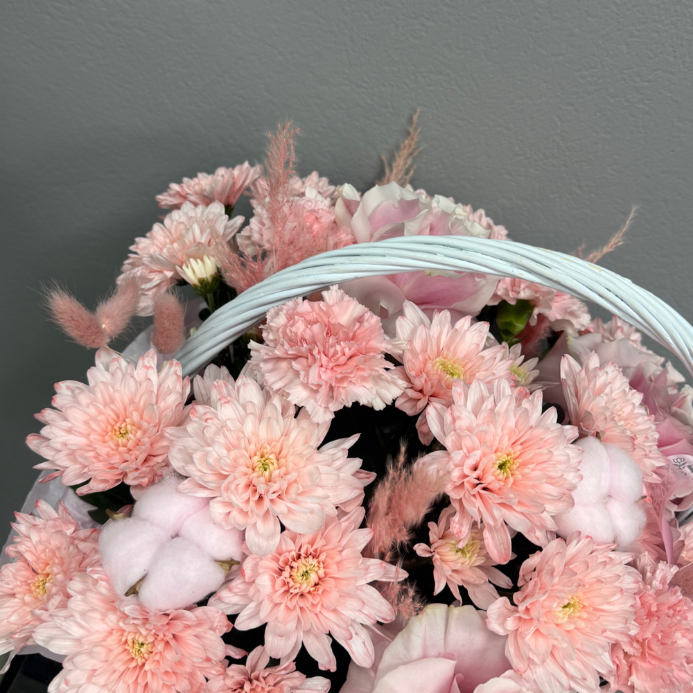 Композиция в корзине с французскими розами и персиковой хризантемой