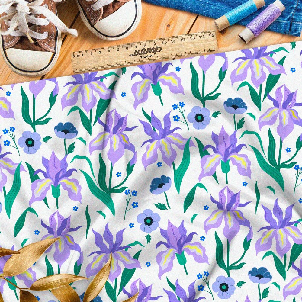Ткань атлас бледные фиолетовые ирисы на белом фоне
