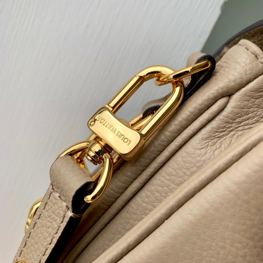 Louis Vuitton Pochette Metis East West
