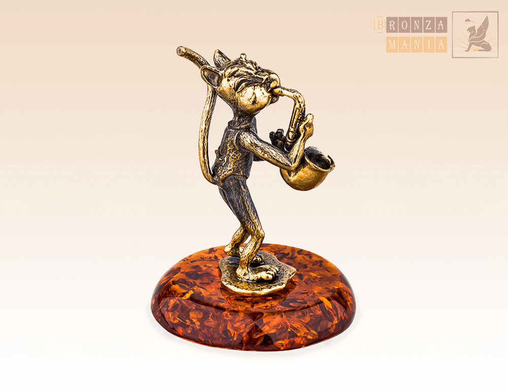 фигурка Кот с саксофоном на янтаре