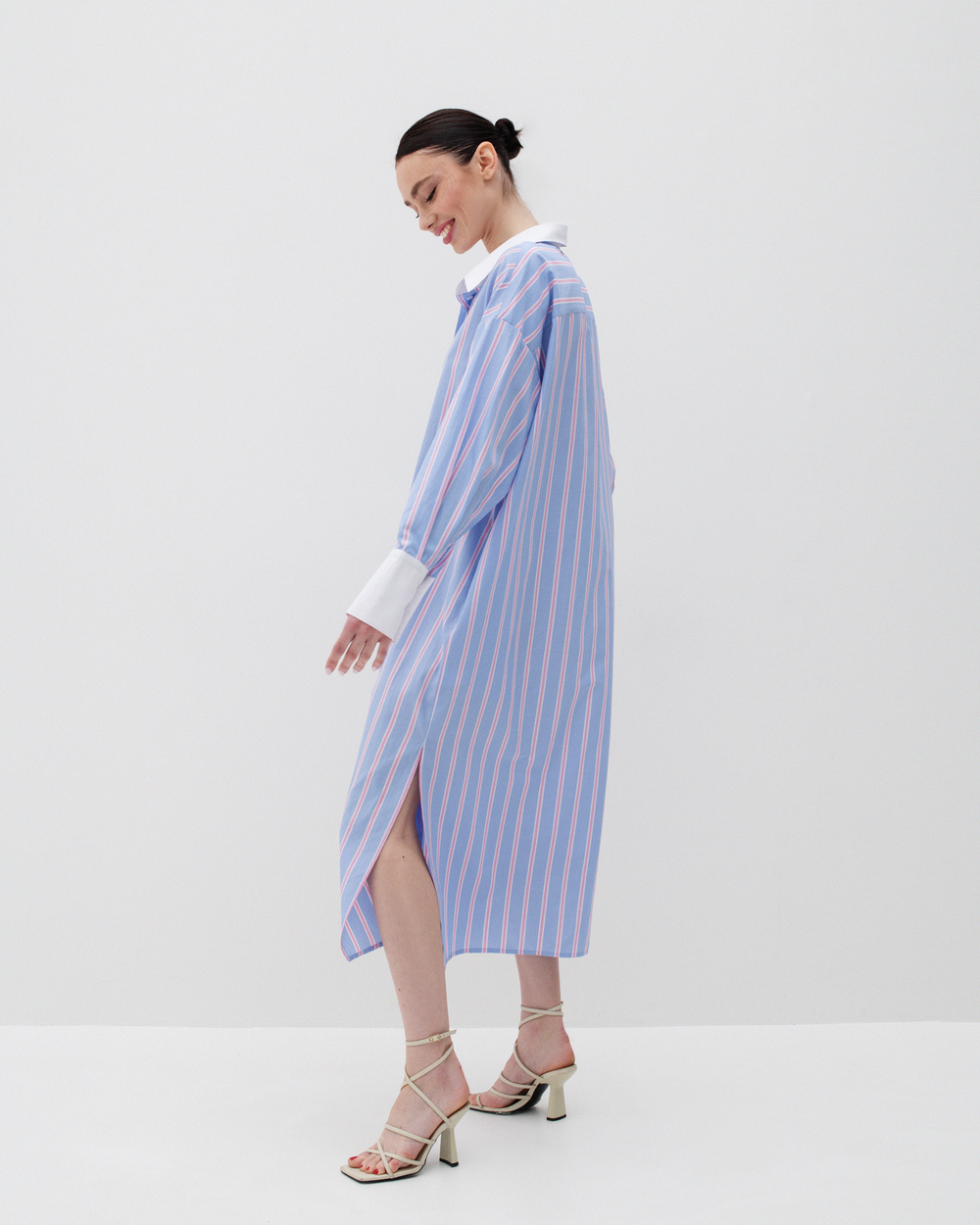 Платье-рубашка в полоску с разрезами на рукавах