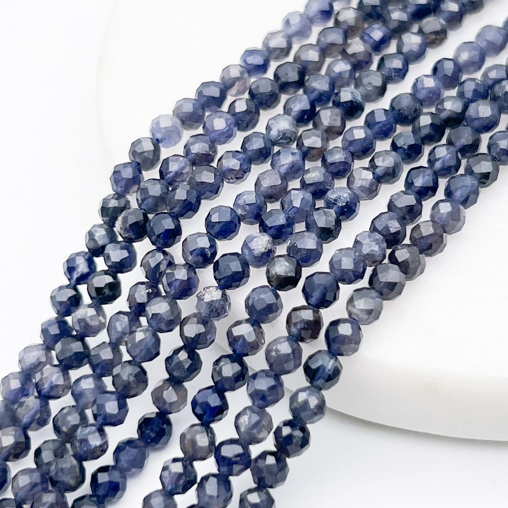 Иолит граненый бусины (кордиерит), диаметр около 4 мм, цена за отрезок 19 см (1/2 нити)