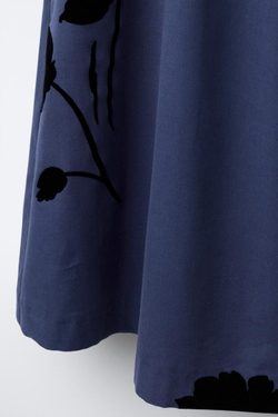 ZARA ПЛАТЬЕ С РЕЛЬЕФНЫМ ЦВЕТОЧНЫМ ПРИНТОМ, СИНИЙ