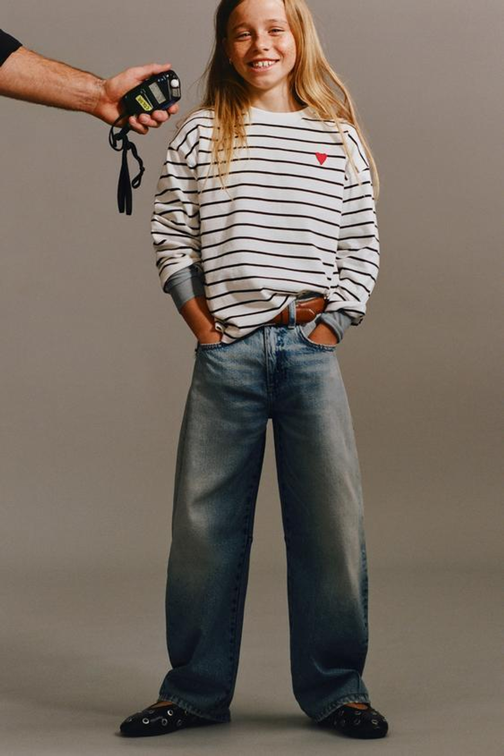 ZARA ЛОНГСЛИВ В ПОЛОСКУ С ВЫШИТОЙ НАШИВКОЙ «СЕРДЦЕ», ЧЕРНЫЙ