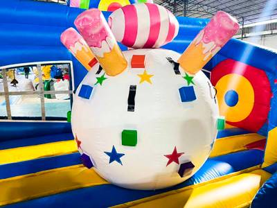 Коммерческий надувной батут «Мороженое» 4,7*4,5*3,4 м.