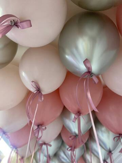 Элегантная связка нежных пастельных шаров с декоративными бантиками