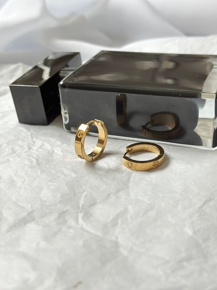 Серьги-колечки диаметром 2 см в стилистике Cartier, оттенок золото