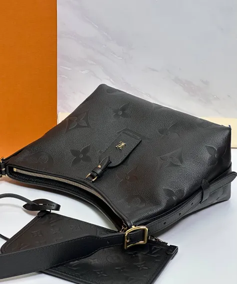 Сумка-хобо Louis Vuitton Carry All черная