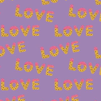 Любовные печенья на фиолетовом.