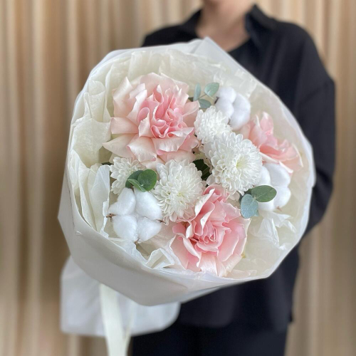 Букет "Нежность" для любимой, французские розы, хризантема, хлопок