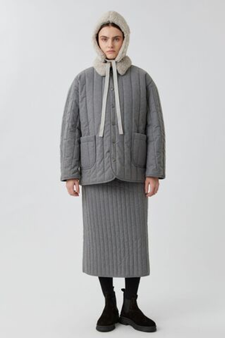 Светло-серая шапка на завязках