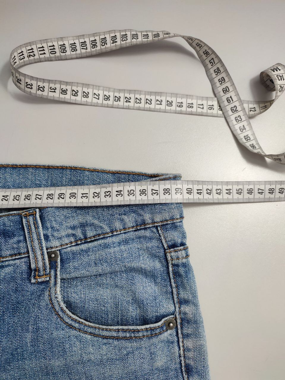 Джинсы  светлые 44 размер