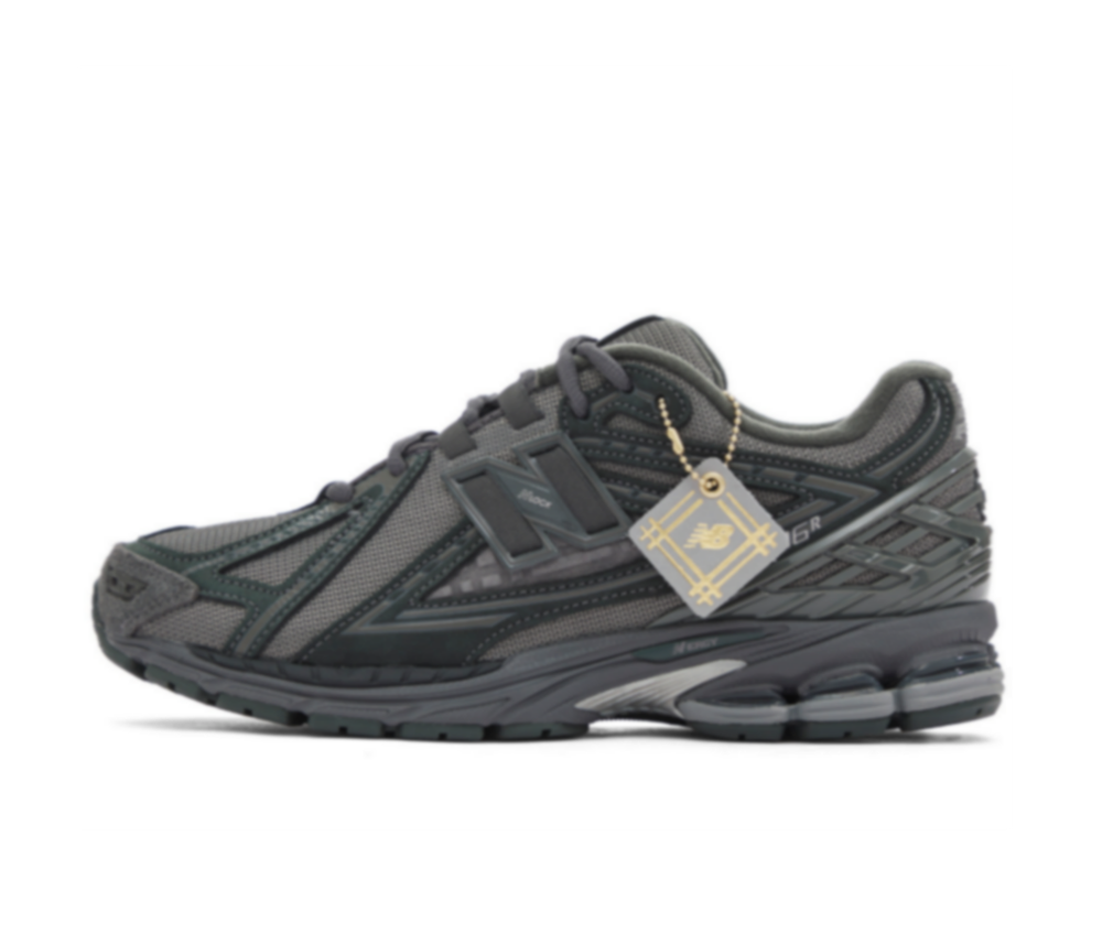 alt="New Balance 1906R Phantom Black M1906RLB черный вид сбоку на белом фоне"