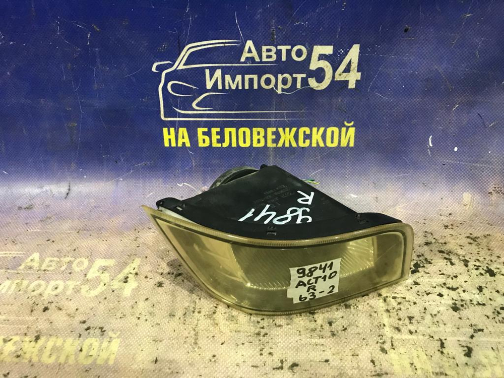 Туманка правая TOYOTA OPA 2000-2005