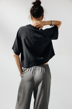 ZARA РУБАШКА СТРУЯЩЕГОСЯ КРОЯ С КАРМАНОМ, ЧЕРНЫЙ