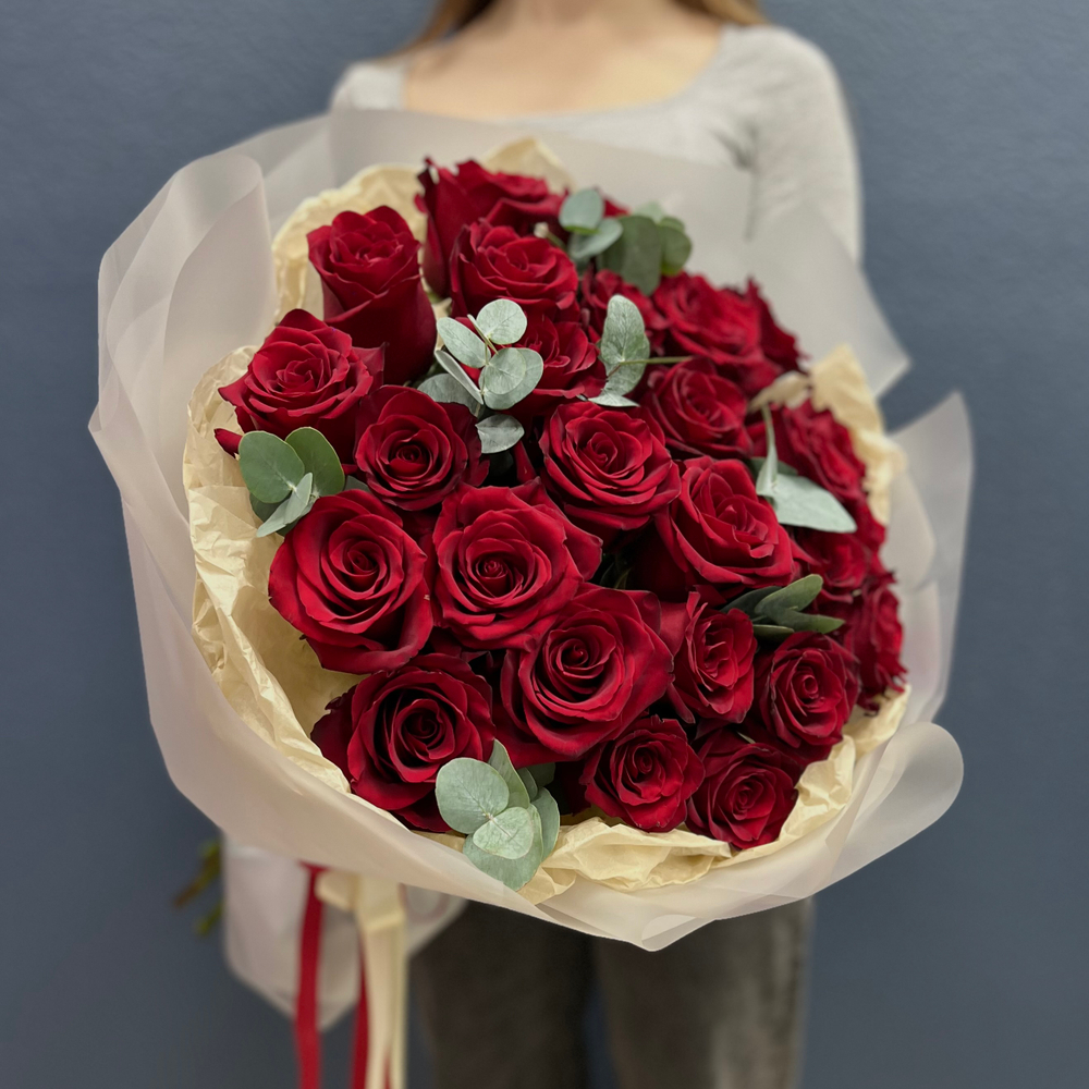 Букет из красных роз с эвкалиптом #25