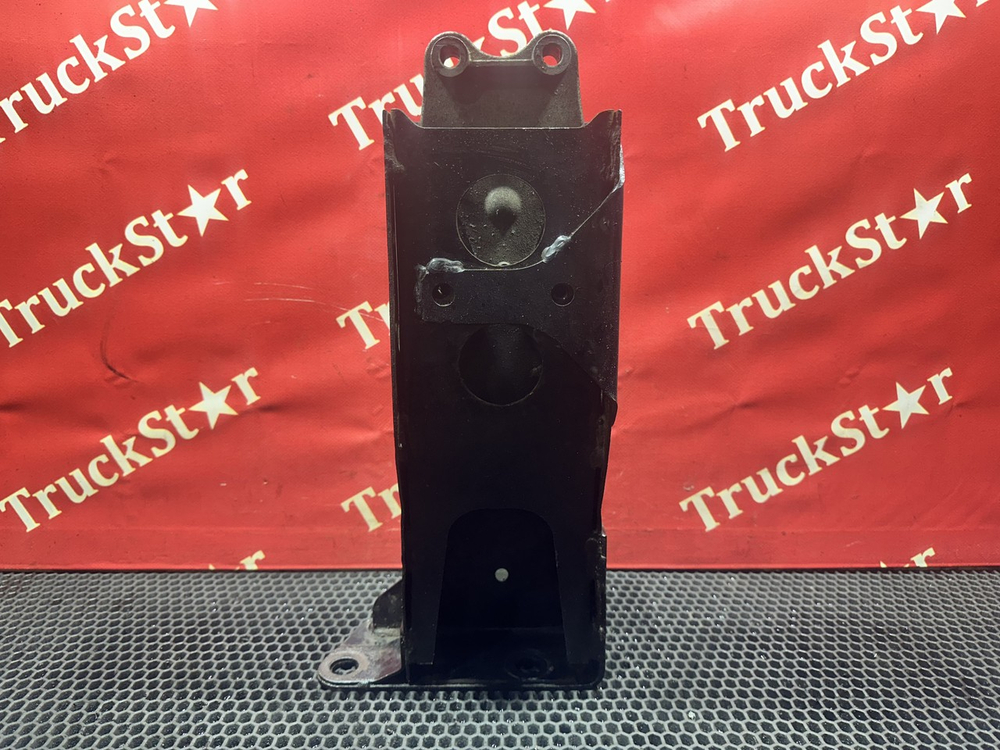 Кронштейн корпуса подножки правый 2023г.