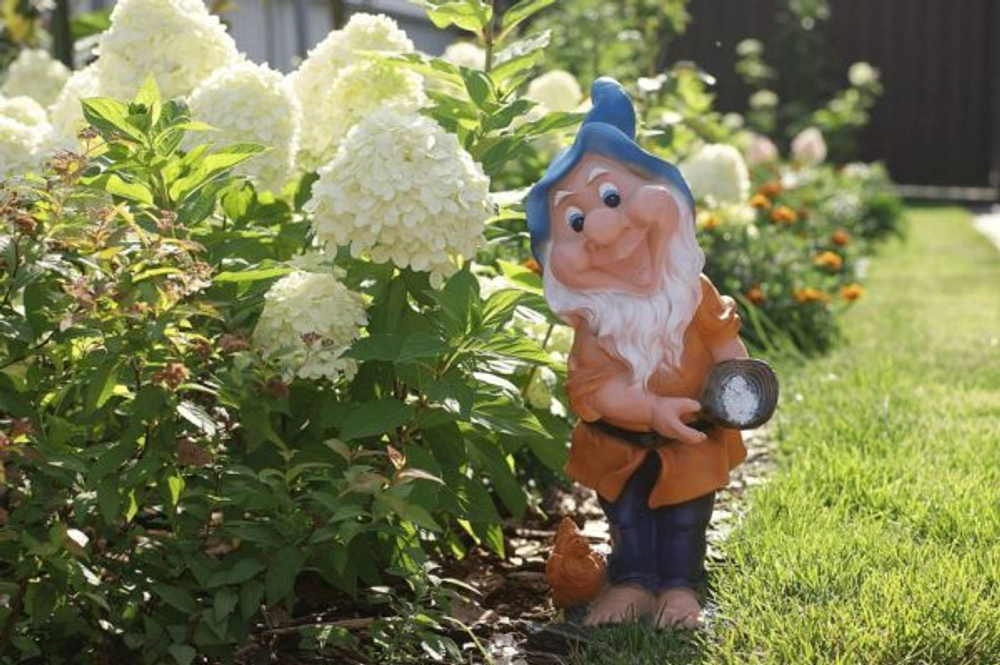 Гном лесник с курочкой