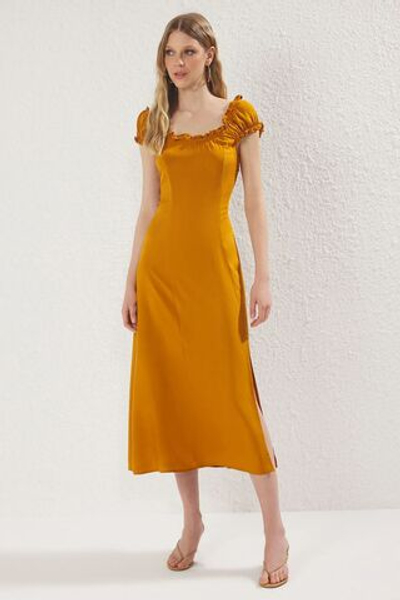 Плиточный вырез с вырезом в виде воротника с резиновой отделкой, миди-тканый костюм TWOSS25EL00632