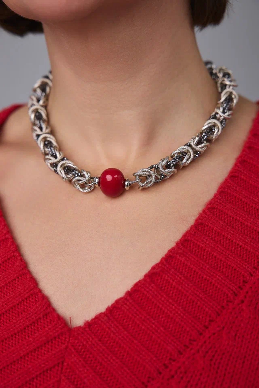Колье Византия биколор: серебро и графит с красным плоским жемчугом Майорка