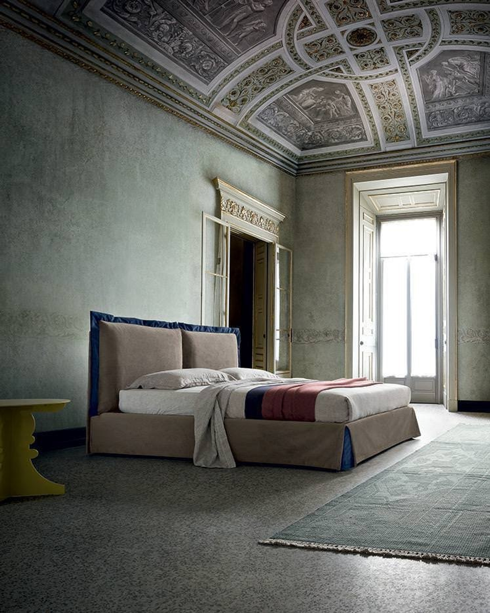 Двуспальная кровать с мягким изголовьем