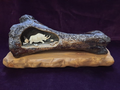 Композиция "Носорог шерстистый", ископаемая кость, бивень и зуб мамонта