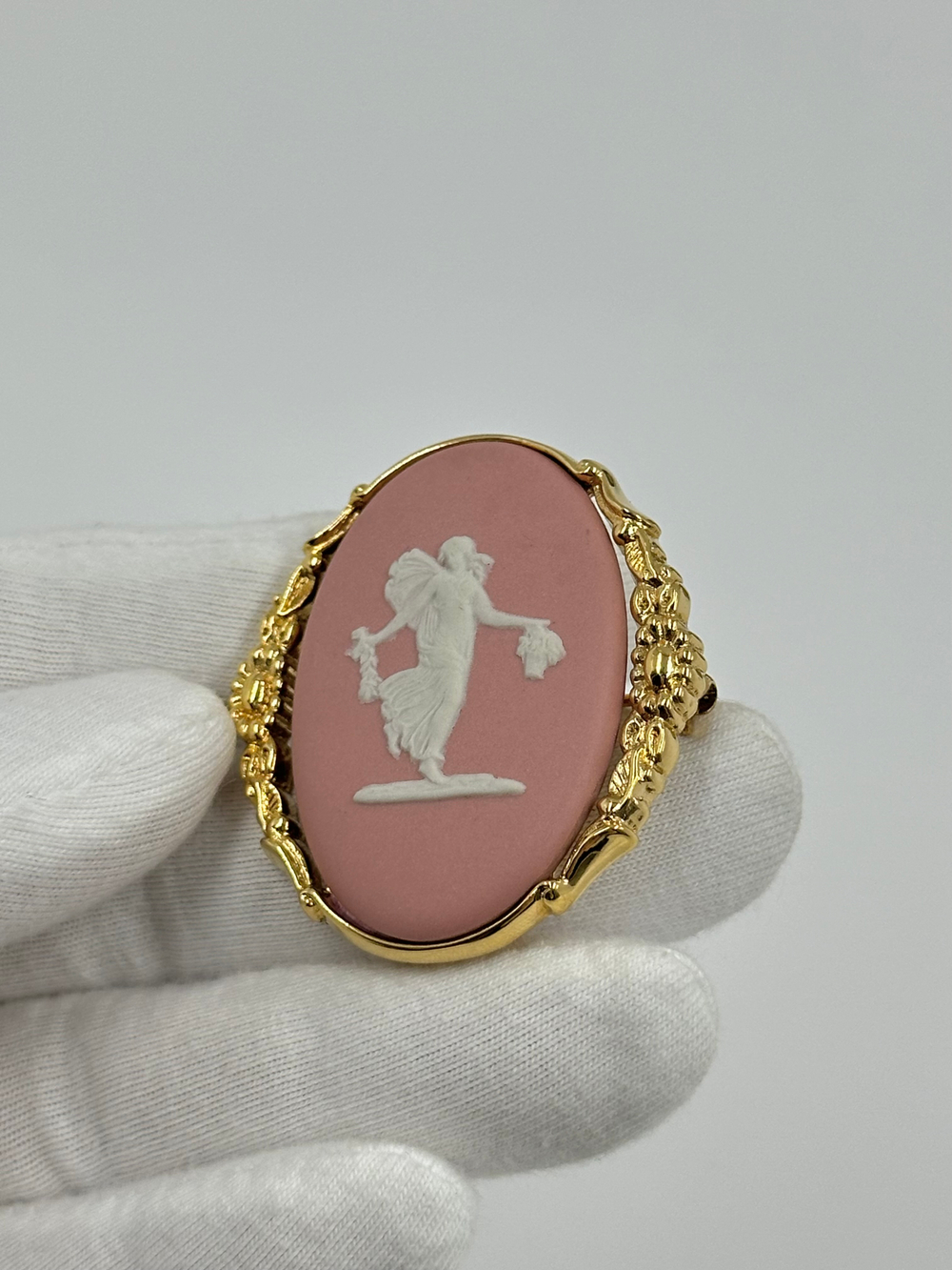Брошь Wedgwood розовая