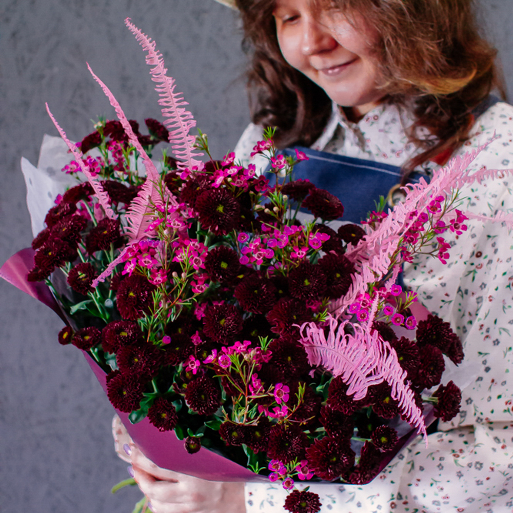 53. Букет с хризатемами сантини в бордовых оттенках