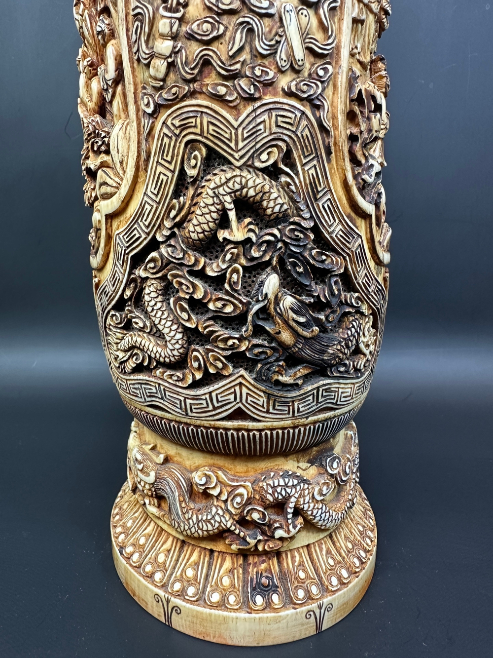 Монументальная резная ваза из кости