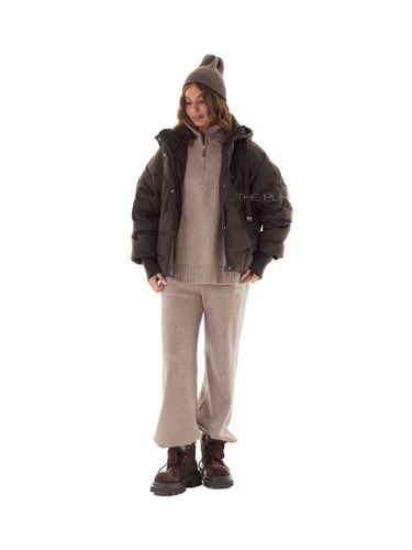 Тонкий пуховик с вязаным капюшоном в цвете шоколад