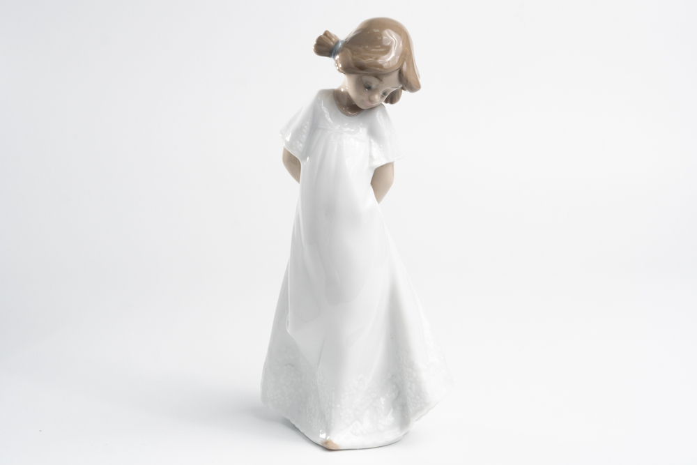 Статуэтка Lladro «Такая скромная» (So Shy)