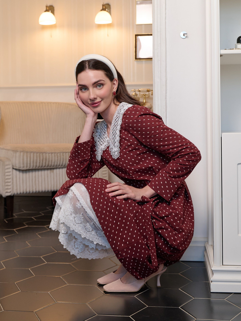 Платье с кружевным воротником