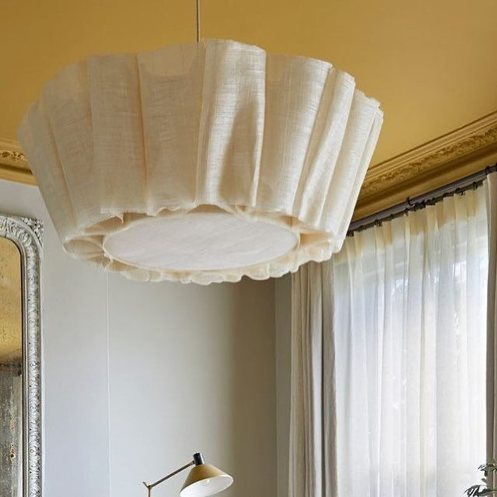 Лаконичный подвесной светильник с мягким текстильным абажуром и теплым рассеянным светом.