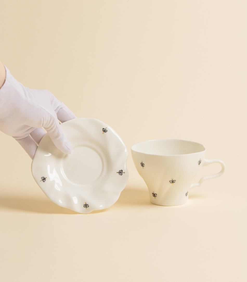 Чайная пара – Цветочки, с чёрной росписью | Reveri