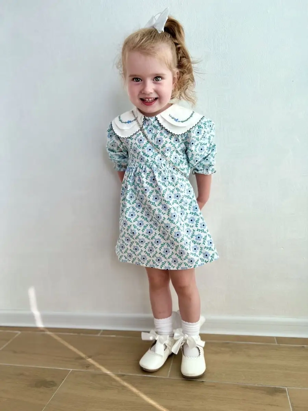 Платье нарядное с воротничком