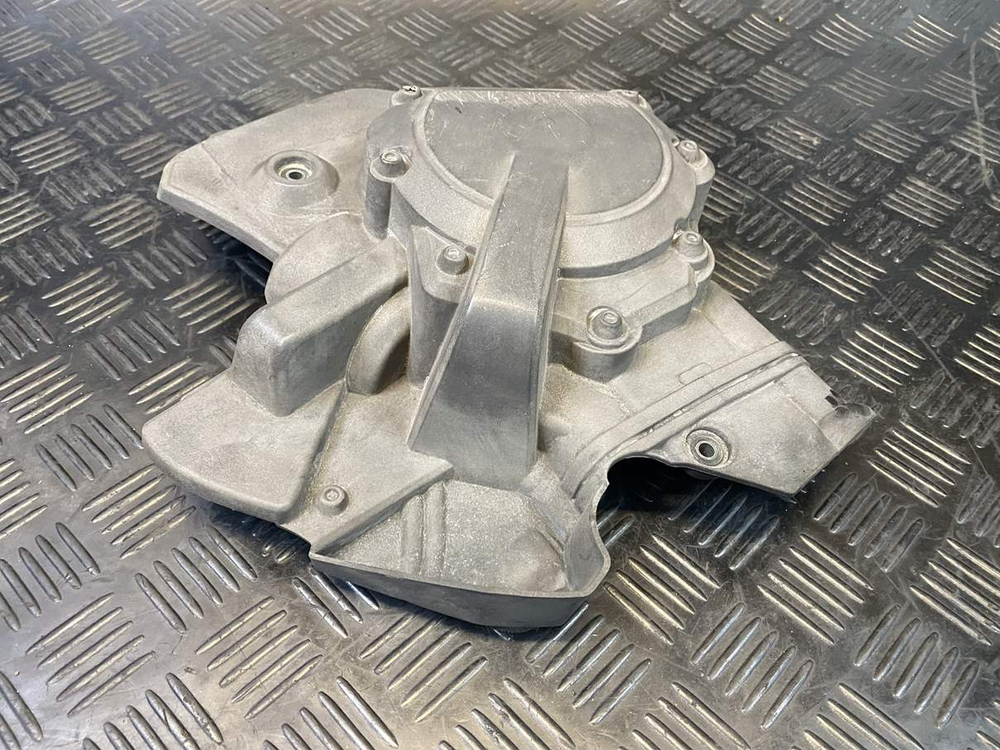 Пластик двигателя левый Suzuki GSR400 (GK7DA)