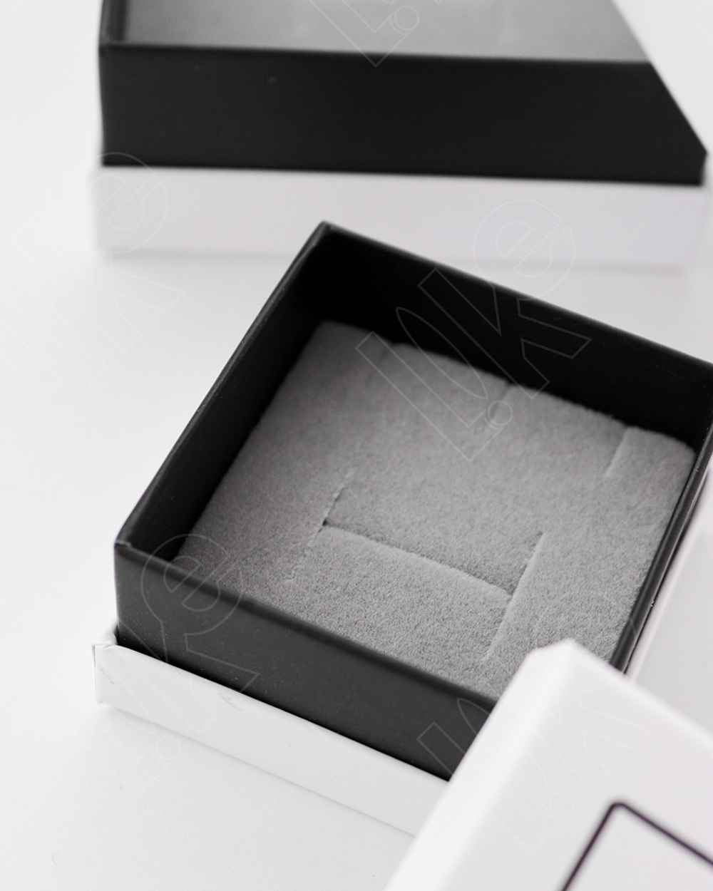 Футляр картонный с прослойкой под серьги и подвеску.