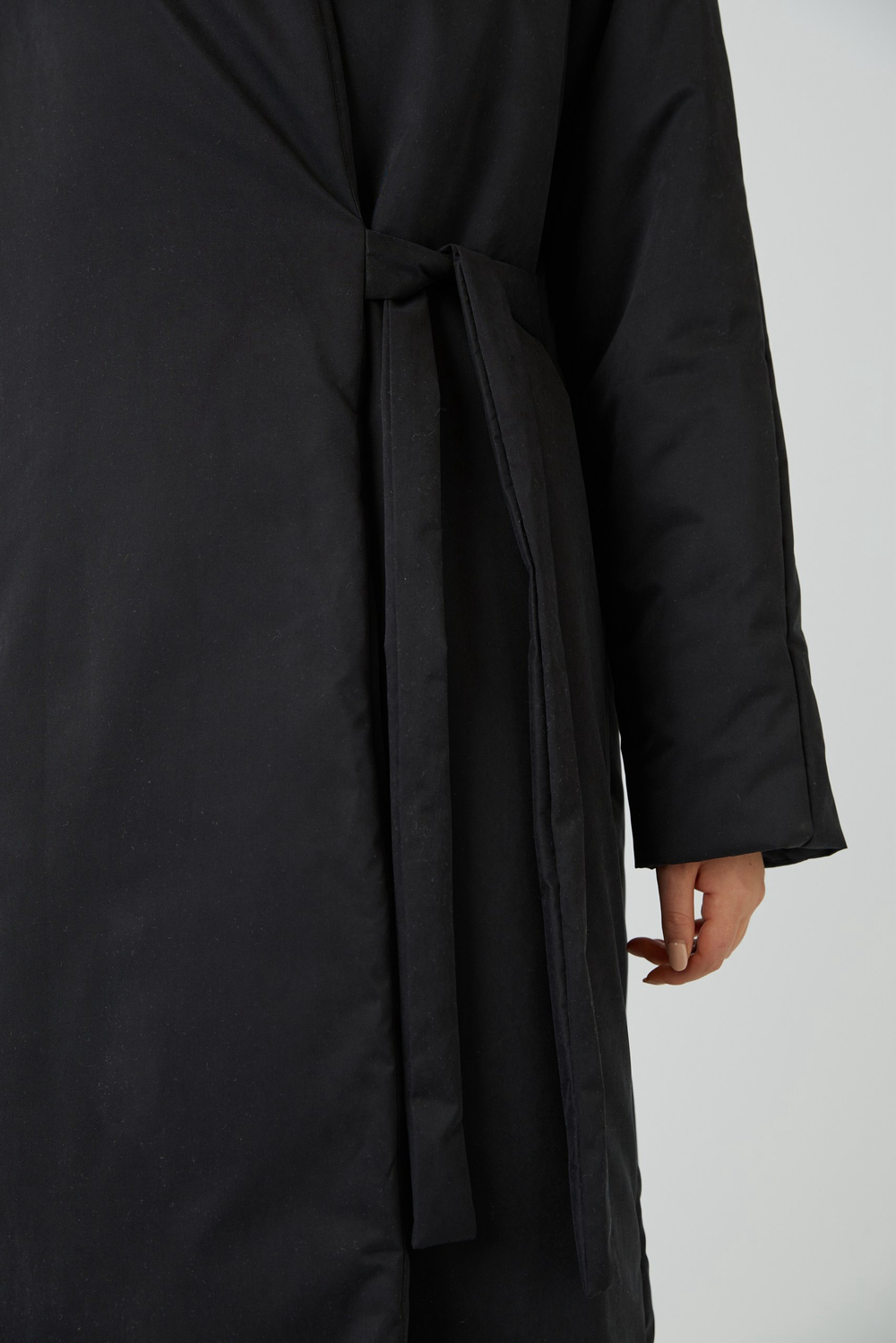 Зимнее пальто на запах из черной бархатистой мембраны