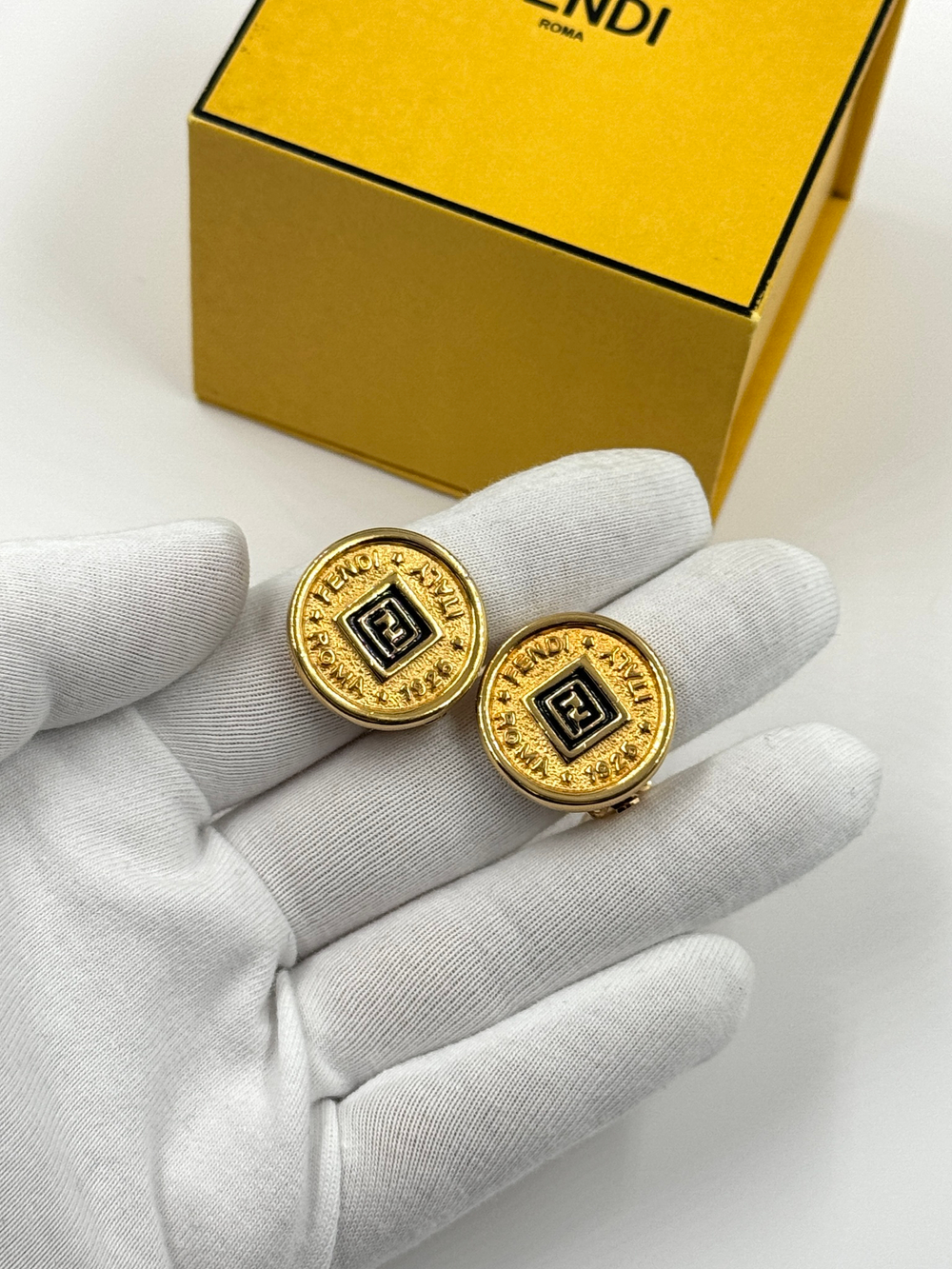 Клипсы с лого и чёрной эмалью Fendi