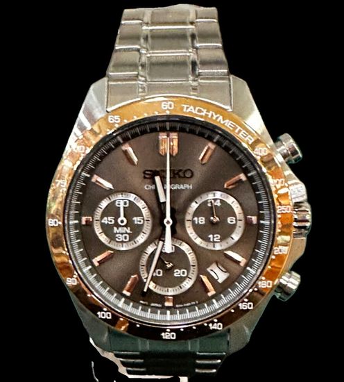 Мужские японские наручные  часы Seiko SBTR026 на черном фоне