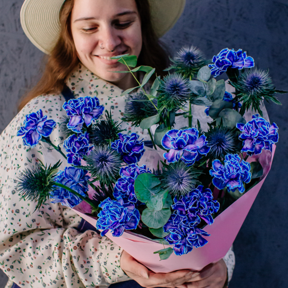 82. Элегантный стойкий синий букет с диантусами и эрингиумом