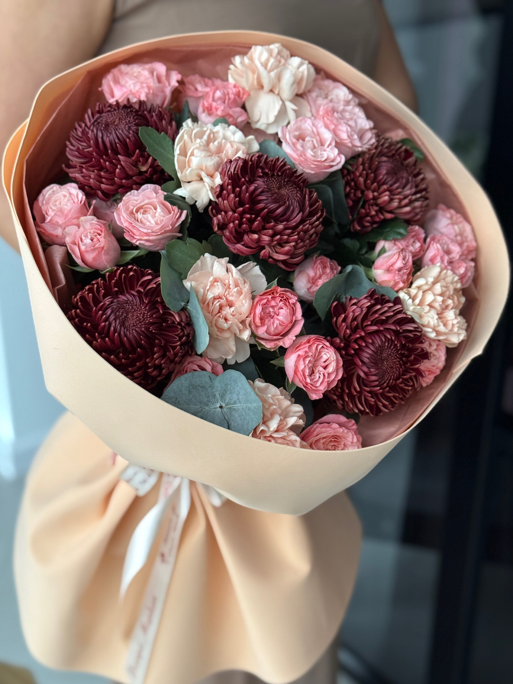 Рубиновые оттенки хризантем Бигуди, диантусы, кустовые пионовидные розы и эвкалипт в букете от Флора Маркет