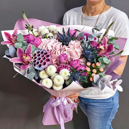 Авторский букет с лотосом в сиреневой гамме