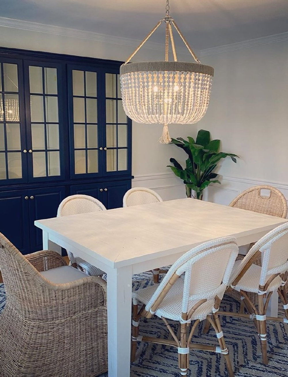 Люстра в современном стиле из белых деревянных бусин