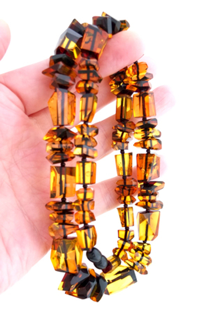 Бусы из зелёного янтаря камнерезные