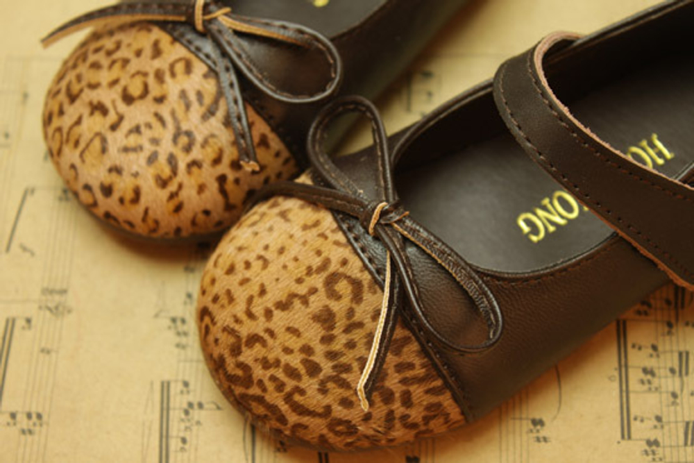 Туфли на липучке с анималистическим принтом