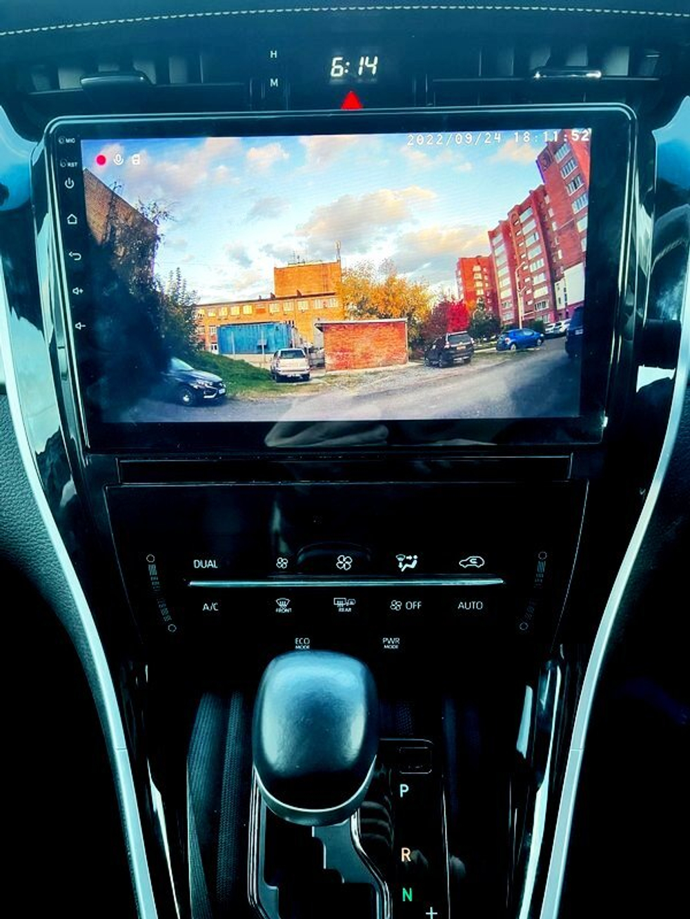 Магнитола для Toyota Harrier 3 XU60 2013-2017 (большая рамка) - FarCar 9534F1 монитор 10" QLED на Android 13, 8 ядер (TS18), CarPlay, 4G SIM-слот